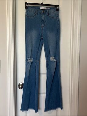 Denim Blvd High-Rise Distressed Flare Jeans in Medium Blue
Size 7